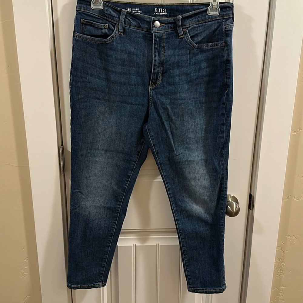 Ana high rise, skinny ankle Jean Capri size 14 P in excellent condition so cute!